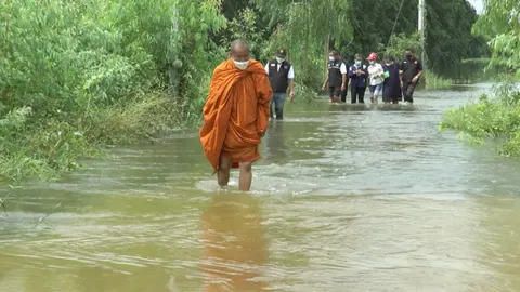 โคราชอ่วม น้ำอ่างลำเชียงไกร ไหลเข้าท่วม อ.ประทาย ต้องเร่งอพยพหนีน้ำ