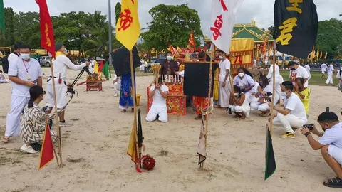 กินเจ 'ภูเก็ต' วันที่ 3 แห่พระรอบเมือง ยังเงียบ ม้าทรงงดแสดงปาฏิหาริย์ (คลิป)