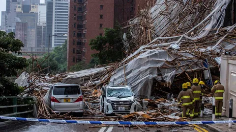 ระทึก นั่งร้านไม้ไผ่พังถล่มในฮ่องกง คนงานตกลงมาดับ 1 (คลิป)