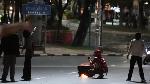 ม็อบ "ยิงประทัด" ยั่วยุ คฝ. สะพานผ่านฟ้าฯ -"เฟมินิสต์ปลดแอก" ยุติชุมนุม
