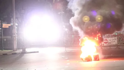 ตร.นำกำลังเข้าเคลียร์ แยกผ่านฟ้าฯ ใช้รถจีโน่ดับกองไฟ ม็อบยังป่วน