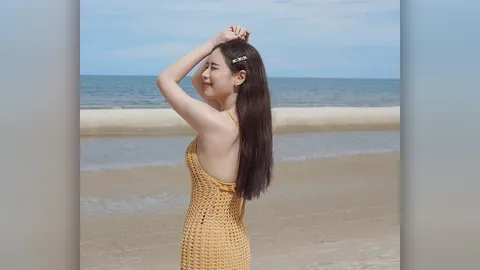 ฟาง FFK สวยออร่าขาวใสในชุดเดรสตาข่ายสีเหลือง เห็นชุดว่ายน้ำข้างใน