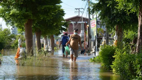 เกาะเกร็ดน้ำท่วมสูง 30-80 ซม. กระทบชุมชนและวัดเก่า ทำชาวบ้านสัญจรลำบาก