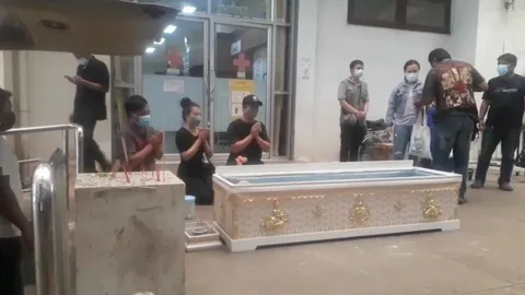 รับศพหนุ่มพลเมืองดี โดนเก๋งเมาขับชนดับ บรรยากาศสุดเศร้า พ่อแม่เป็นลมล้มพับ