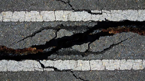 ถนนเลียบแม่น้ำน่านทรุดตัว เกิดรอยแยกเป็นทางยาว วอนหน่วยงานท้องถิ่นเร่งแก้ไข