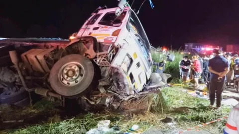 เก๋งตัดหน้า 18 ล้อบรรทุกเหล็กล้มทับ คนขับดับคาที่ 1 ศพ