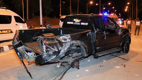 เก๋งวีออสพุ่งชนอัดวีโก้ คนกระเด็นตกกระบะท้ายดับคาที่ 2 ศพ สาหัส 1 ราย (คลิป)