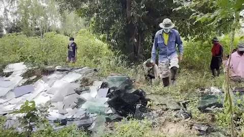 เดือดร้อนกว่าน้ำท่วม ชาวนาครวญ เศษกระจกท่วมนา (คลิป)