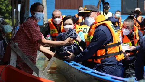 ผบ.ทอ.ควงแม่บ้าน มอบถุงยังชีพและให้กำลังใจชาวอยุธยา ที่ประสบภัยน้ำท่วม
