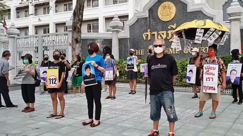 ยืนหยุดขัง นำรูป "เบนจา" มาเป็นสัญลักษณ์ เรียกร้องปล่อยตัวแกนนำม็อบ