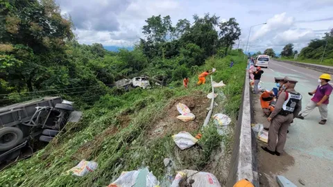 พ่วง 18 ล้อเบรกแตกคว่ำที่โค้งป่าราบ ถนนแม่สอด-ตาก ชนเสาไฟหักหวิดทับบ้านคน