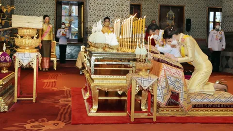 ในหลวง พระราชินี ทรงบำเพ็ญพระราชกุศลเนื่องในวันคล้ายวันสวรรคต รัชกาลที่ 9