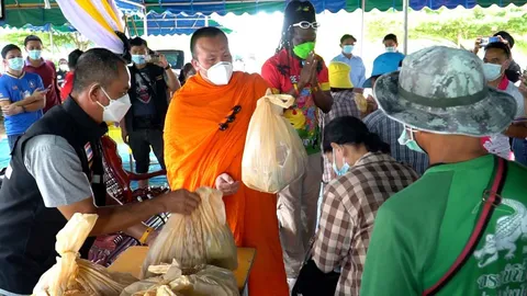 กลุ่มเพื่อนโจอี้ กาน่าและพระมหาสมปอง มอบของส่งกำลังใจ ช่วยน้ำท่วมชัยนาท