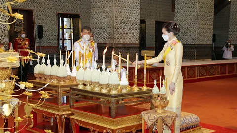 บำเพ็ญพระราชกุศล วันสวรรคตรัชกาลที่ 9 ประชาชนรับเสด็จฯ ในหลวง-ราชินี