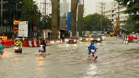 ฝนถล่ม 2 ชั่วโมง ท่วมถนนงามวงศ์วาน แยกแครายรถติดยาว 