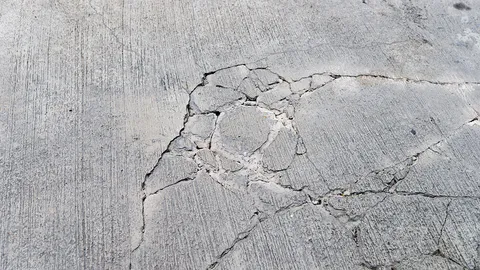 ทนใช้มานาน ถนนโครงการนานาการ์เดนท์หลังมหาวิทยาลัยรังสิตมีหลุมมีบ่ออยู่เต็ม