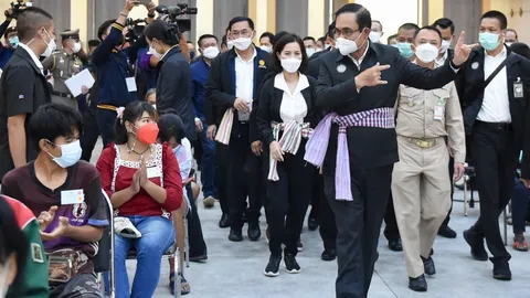 "บิ๊กตู่" ปลุกใจ ชาวอุบลฯ เปิดเพลง "บ้านเกิดเมืองนอน" อ้อน สู้ไปด้วยกันเด้อ