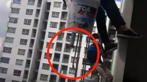 ช่างสีหวิดตกตึก ถูกตัดเชือกโรยตัว ค้างเติ่งคาชั้น 26 ตร.รู้เบาะแสแล้ว (คลิป)