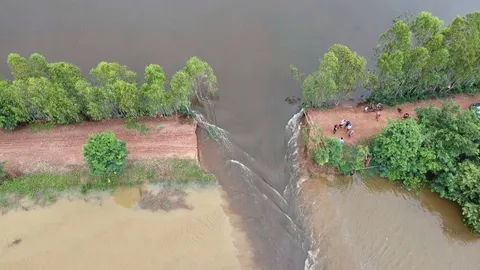 พนังกั้นน้ำชีแตก ร้อยเอ็ดอ่วมหนัก น้ำป่าเขาใหญ่ถล่ม ปราจีน-นครนายก (คลิป)