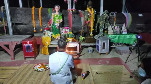 ลุ้นก่อนหวยออก ชาวบ้านเชิญร่างทรงทำพิธีขอเลขเด็ด "ต้นตะเคียนทองพันปี" (คลิป)