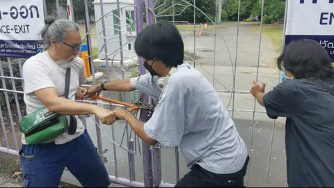 มช.เดือด อาจารย์-นักศึกษาบุกพังประตูหอศิลป์ ร้องถูกละเมิดสิทธิ์