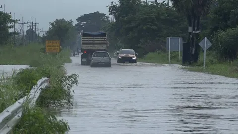 โคราชน้ำท่วมมิตรภาพ ระวังลุ่มน้ำลำพระเพลิง อ่างลำเชียงไกรล้นเร่งระบาย (คลิป)