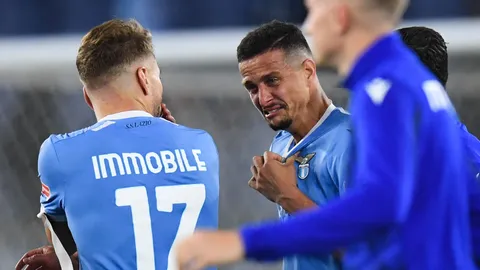 แข้งลาซิโอเสียน้ำตาหลังโดนใบแดง เหตุหยอกเพื่อนเก่าไม่ดูกาลเทศะ (คลิป)