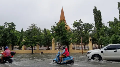 "องค์พระปฐม" ท่วม ท่าจีนล้นทะลัก บ้านริมนํ้าจม ผลพิษ "ฝนเท" (คลิป)