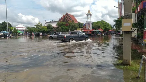 ฝนตกทำนครชัยศรีอ่วม น้ำล้นตลิ่งเอ่อท่วมวัด ชุมชน และตลาดเก่า 100 ปี