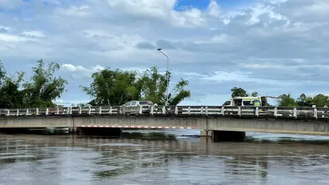 กู้ภัยร้อยเอ็ดช่วยเก็บกู้แพอาหารลอยไปกับน้ำ ติดคาตอม่อสะพานที่จังหาร (คลิป)