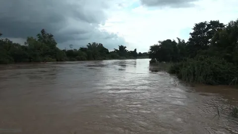 เทศบาลเมืองฯ ประกาศเตือนชาวบ้านเตรียมรับน้ำท่วม 2 ฝั่งแม่น้ำปราจีนบุรี