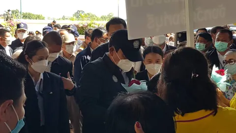 "บิ๊กตู่" ลงพื้นที่สิงห์บุรี อ้อน เอาความห่วงใยมาให้ เห็นใจชาวบ้านลำบากเพราะน้ำท่วม (คลิป)