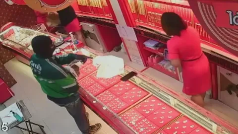 โจรชุดแกร็บ บุกเดี่ยวชิงทองในห้างเมืองชุมพร 2 นาที ไม่มีพิรุธให้เห็น (คลิป)