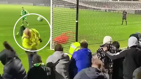 แตกหนึ่ง "จนท.สนาม" เจอแข้งนอกลีกซัดจุดโทษโดนเต็มหัว เอฟเอ คัพ รอบคัดเลือก (คลิป)