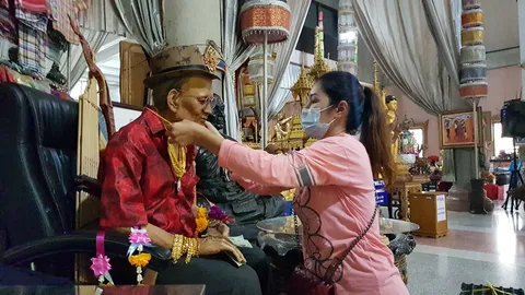 สาวดวงเฮง นำสร้อยทองแก้บน "ตาทองงิ้วราย" ให้โชคถูกหวย 5 ใบ รับ 1 ล้าน