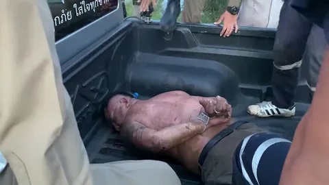 ปล้ำจับกันวุ่น หนุ่มร่างยักษ์คลั่ง ทำร้ายอาบังสลบคาถนน 