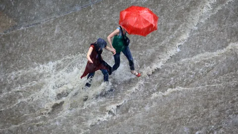 ทำนายฝันว่าฝนตก ฝนตกหนัก ฝนตกน้ำท่วม สื่อถึงอะไร?