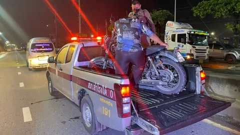 หนุ่มสุรินทร์ซิ่งบิ๊กไบค์ พุ่งชนรถพ่วงกลางลำ กระเด็น 30 เมตรดับคาถนน