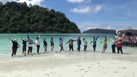 วันหยุดสตูลคึกคัก นักท่องเที่ยวแห่ชมเกาะหินซ้อน-รอกลอย ดำน้ำดูปะการัง (คลิป)