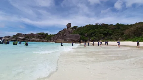 สิมิลันสุดคึกคัก คนนับพันขึ้นเกาะรับหยุดยาว โรงแรมพร้อมรับนักท่องเที่ยว (คลิป)