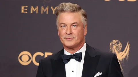 ช็อกตามกันเมื่อปืนลั่นจากไก "อเล็กซ์ บอลด์วิน" ทำ ผกก.บาดเจ็บและปลิดชีวิตตากล้อง