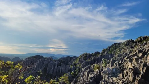 สายผจญภัยถูกใจ ขึ้นเขาหินปูนร่องเรือตาหมื่น ชมวิวสุดอันซีนของพิษณุโลก (คลิป)