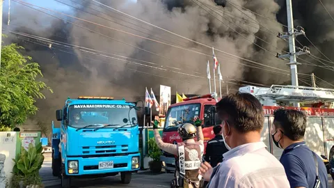 วอด 100 ล้าน ไฟไหม้โรงงานโฟมในนิคมนวนคร ต้องระดมรถน้ำกว่า 10 คันฉีดสกัด (คลิป)