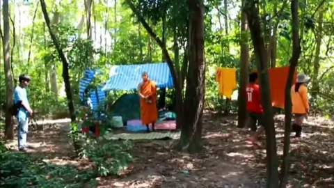 พระกักตัวในป่าช้าวัด โดนผีหลอกต้องสวดบทแผ่เมตตาถึงหยุด คาดจะมาขอส่วนบุญ (คลิป)