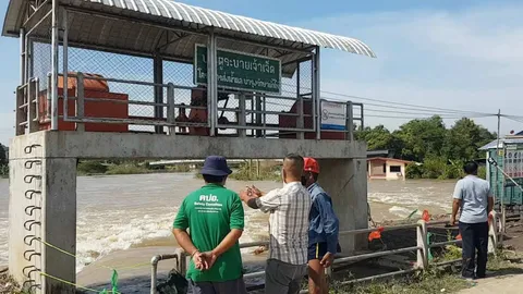 ชาวบ้านแตกตื่น ประตูระบายน้ำเจ้าเจ็ดบานประตูชำรุด ทำระบายได้แค่ 60 ลบ.ม. (คลิป)