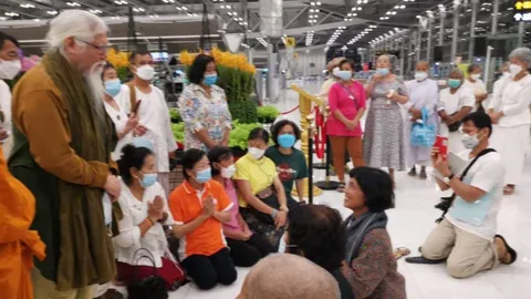 "อดีตพระยันตระ" ขึ้นเครื่องกลับสหรัฐฯ พร้อมพระสงฆ์ 2 รูป ศิษย์มารอส่ง (คลิป)