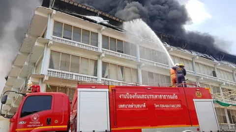 เผาโรงงานเฟอร์นิเจอร์ คนงานหนีตาย ไฟผลาญ 20 ล้าน ปิดกั้นอาคาร หวั่นพังถล่ม