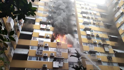 ไฟไหม้คอนโดเมืองทองธานี กลุ่มควันสีดำแสงเพลิงพวยพุ่ง สำลักควันหลายราย