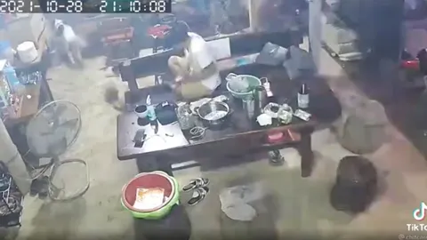 แห่แชร์คลิปสุดระทึก ฟ้าผ่าคนงานคาร์แคร์ แค่เอากุญแจไปแขวนที่เสาเหล็ก (คลิป)