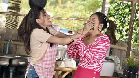 “จูน” ปรี๊ด คว้ากะเพรายัดปาก “ใบเฟิร์น” เปิดฉากละคร “สูตรเล่ห์เสน่หา” สุดมันส์